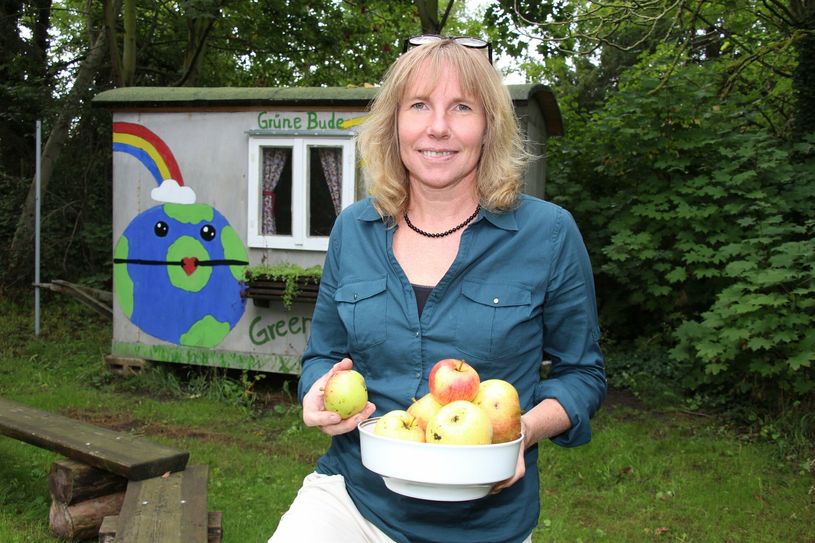 Antje Wurch ist die Vorsitzende der AG »Grün – Ökologie im Kirchenkreis Bad Liebenwerda« und leitet das »Greenteam Mühlberg/Elbe«. Hier steht sie vor der »Grünen Bude« ihrer »Greenkids«.