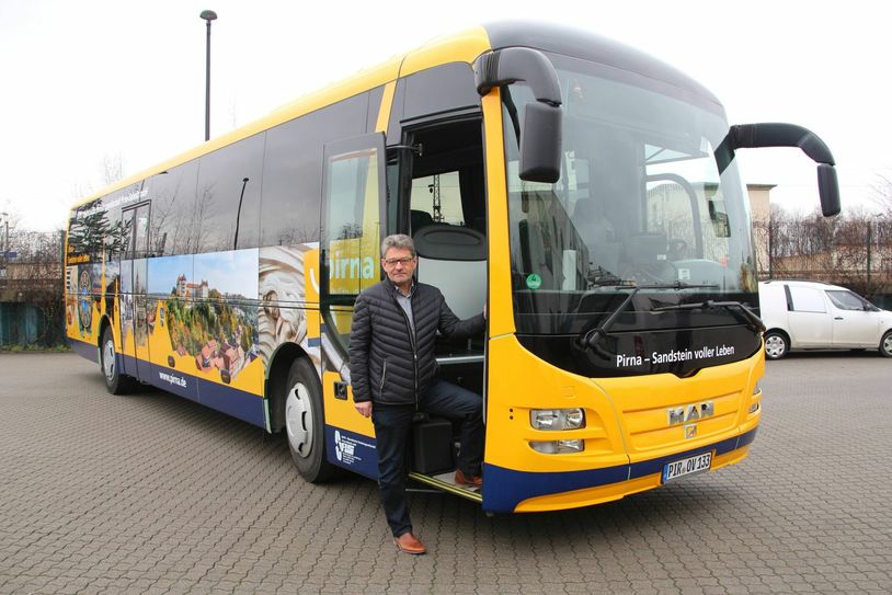 OB Klaus-Peter Hanke am neuen Werbebus.