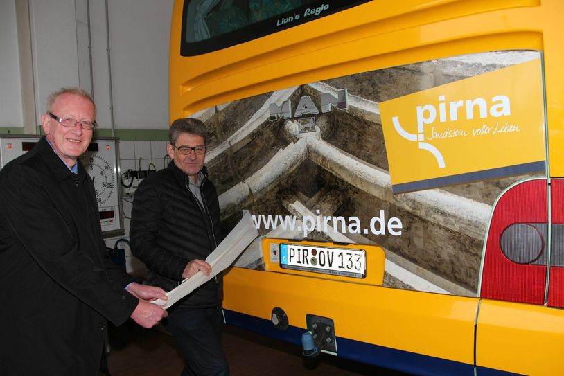 Uwe Thiele, Geschäftsführer der OVPS und OB Klaus-Peter Hanke kleben die letzte Werbefolie am Bus.  Fotos: SV