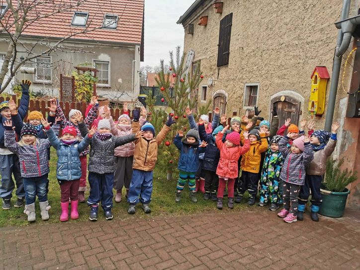 Die Kinder der Kita Zauberland freuen sich über den Weihnachtsbaum. Foto: FF