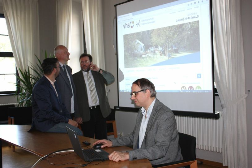 Schauen sich den neuen Internetauftritt der Volkshochschule Dahme-Spreewald an: Bildungsdezernent Carsten Saß und das VHS-Team Bernd Opitz, Serge Lacome und Kai Berdermann (v.l.n.r.). Foto: LDS-Pressestelle