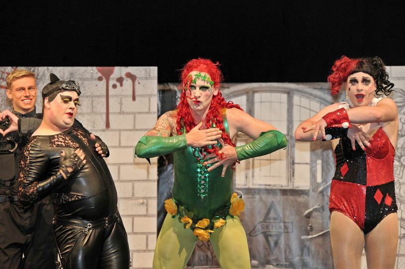 Dem Männerballett des MCE tut die kleine Live-Pause wohl auch mal etwas gut, zumal deren Chef-Choreographin, Nancy Reimschüssel, am letzten Freitag eine kleine Karnevalsprinzessin (Frida I.) zur Welt gebracht hat. Herzlichen Glückwunsch! Foto:mce