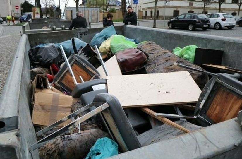 Zwei volle Container wurden am Ende abtransportiert.
