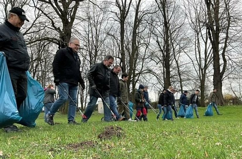 Der Rotaryclub rückte dem Müll auf den Elbwiesen generalstabsmäßig zu Leibe.