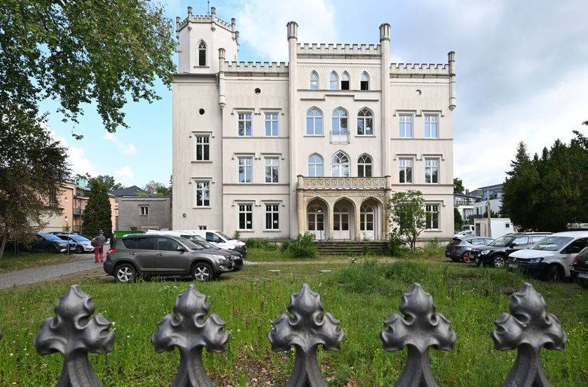 Die markante Tudor-Villa an der Bautzner Straße 125.