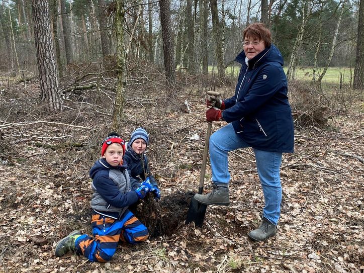 Manuela Mehnert hat mit Malte (l.) und Julian bei der Pflanzaktion im Wald der Kirchengemeinde Münchhausen fleißige Helfer gefunden. 
 Foto: Franziska Dorn