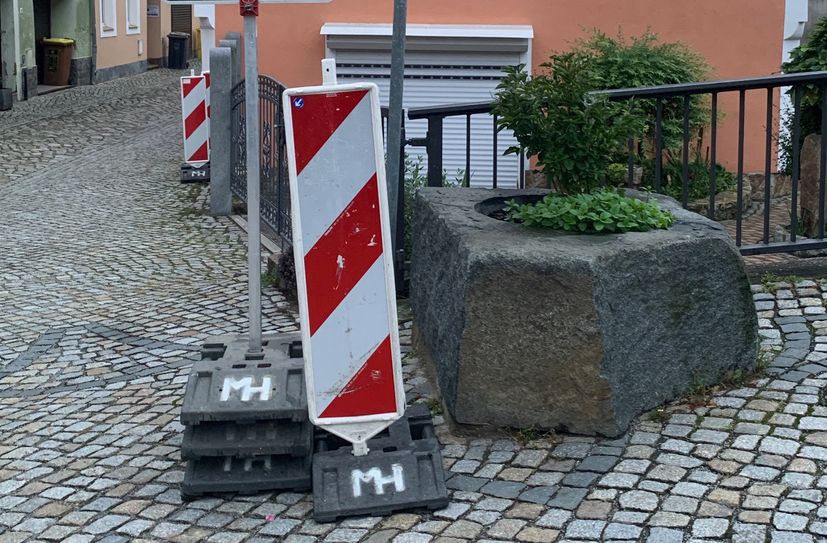 Warnbaken werden zunehmend im Stadtbild wahrgenommen. Doch stehen sie an bestimmten Standorten immer rechtmäßig beziehunsweise wurden sie von den Baufirmen vergessen?