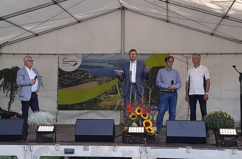 Moderator Ralf Jußen und OSL-Landrat Siegurd Heinze begrüßte zusammen mit Senftenbergs Bürgermeister Andreas Pfeiffer und dem Verbandsvorsteher des Zweckverbandes Lausitzer Seenland Brandenburg, Detlev Wurzler, die Gäste.