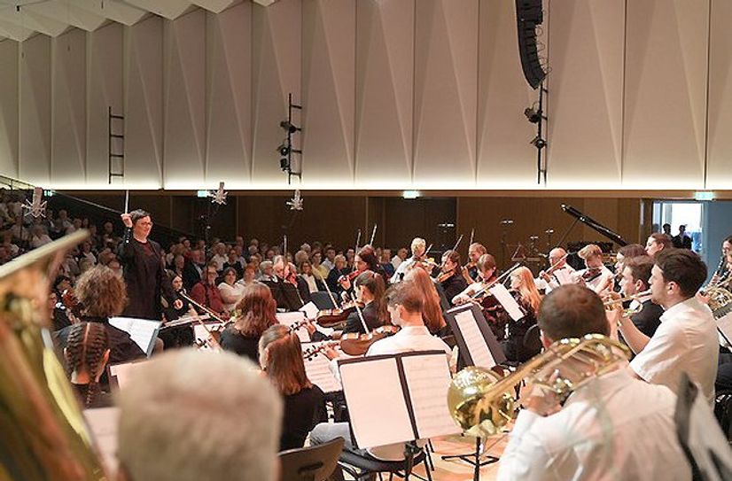 Mit der »Pizzicato-Polka« von J. & J. Strauß und dem »Walzer Nr.2« von Schostakowitsch hat das Sinfonieorchester mit Philine Jobst gleich zwei Ohrwürmer im Programm. Foto: KMKS EE/E. Mader