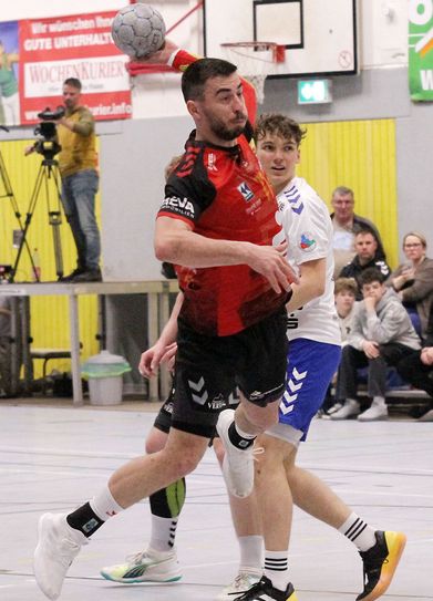 Darko Marinkovic beim Torwurf.
