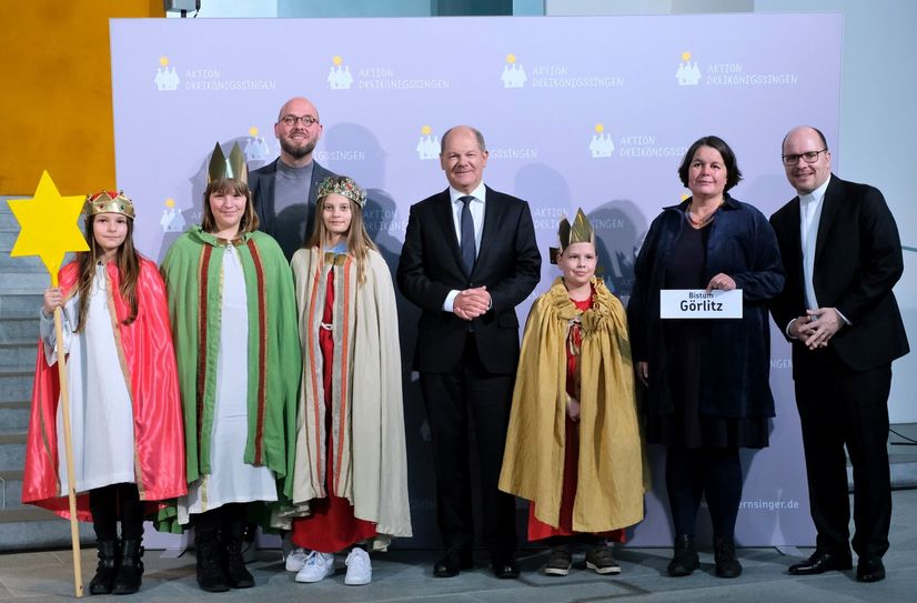 Die Sternsinger Christiane (10), Soraya (10), Emil (8) und Pfarrer Marko Dutzschke von der Pfarrei Heilige Familie in Lübbenau sowie Lara (10) und Gemeindepädagogin Dörte Janitz von der evangelischen Kirchengemeinde Lübbenau vertraten das Bistum Görlitz beim Sternsinger-Empfang von Bundeskanzler Olaf Scholz zur 65. Aktion Dreikönigssingen. Zum Gruppenfoto mit dem Kanzler stellten sie sich gemeinsam mit Pfarrer Dirk Bingener, Präsident des Kindermissionswerks ‚Die Sternsinger&apos;, und Domvikar Stefan Ottersbach, Bundespräses des Bundes der Deutschen Katholischen Jugend (BDKJ), im Bundeskanzleramt auf.