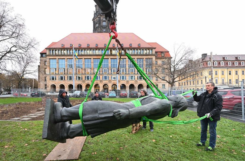 Am Mittwoch schwebte die Figur wieder vor Rathaus ein.