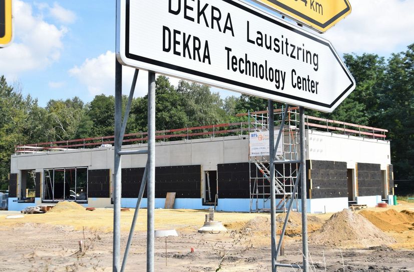 Auf dem Klettwitzer Autohof an der A 13 wird es bald ein McDonald’s-Restaurant geben. Der Rohbau wächst in die Höhe.