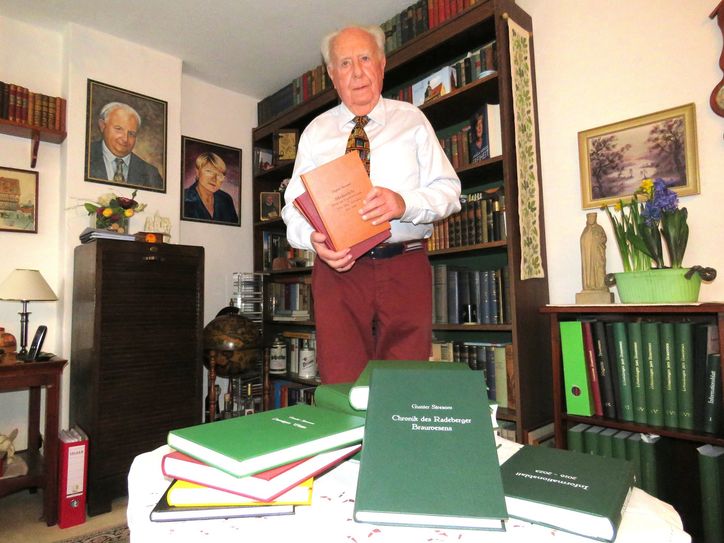 Der Radeberger Gunter Stresow ist leidenschaftlicher Historiker und hat seine Forschungsergebnisse in zahlreichen Büchern festgehalten.