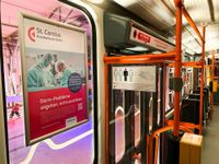 Zum Design der Bahn gehören ebenfalls Imageposter des St. Carolus Krankenhaus in der Bahn, die über das Leistungsspektrum informieren.