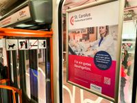 Zum Design der Bahn gehören ebenfalls Imageposter des St. Carolus Krankenhaus in der Bahn, die über das Leistungsspektrum informieren.