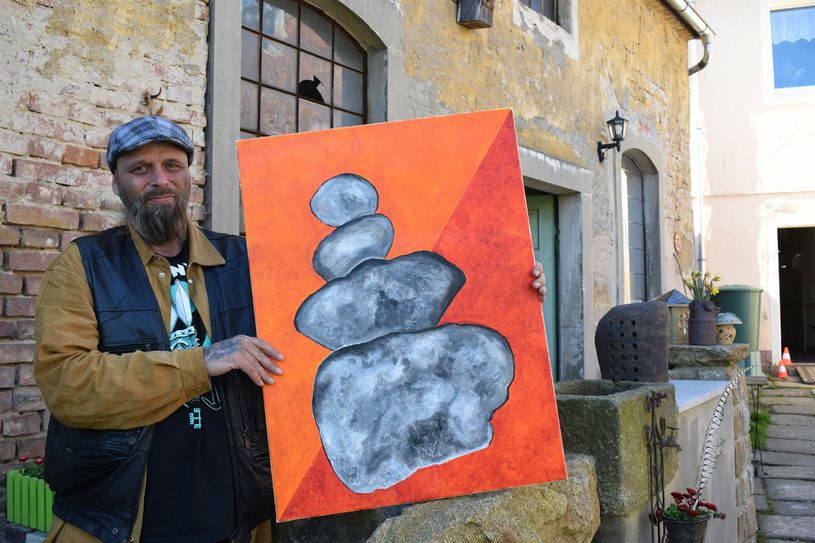 Sylvio Löhder hält eines der Kunstwerke in den Händen, die ab 6. Mai in der Friesengalerie zu sehen sind.
