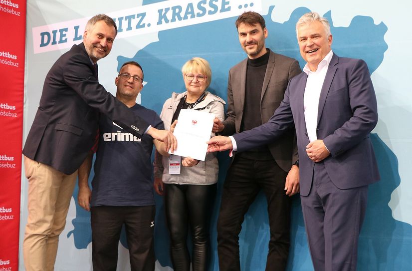 Die Übergabe des Zuwendungsbescheides fand direkt vor der Eröffnung des Weltcups im Trampolinturnen statt.