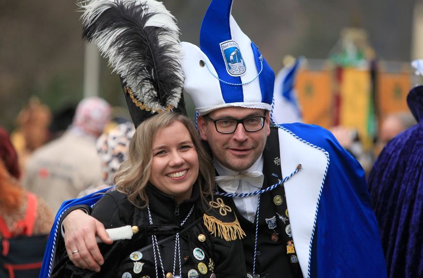 Freuen Sie auf den Jubiläumsumzug zum 70-jährigen Bestehen ihres Karnevalsclubs am 8. März: Linda Bauer, Funkenmariechen von der Funkengarde und Michael Lehmann, Vorsitzender vom Karnevalsclub Bad Schandau.