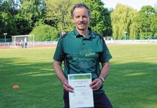 Groß war in diesem Jahr die Freude bei Heiko Mittag, weil er sich nach dem Zieleinlauf als Jubiläumsläufer für 40 Teilnahmen ins Ehrenbuch des Rennsteiglaufes eintragen durfte und weil seine Laufzeit mit knapp über fünf Stunden besser war als im vergangenen Jahr.  Stolz ging Heiko Mittag am Sonnabend mit dem frisch bedruckten T-Shirt, das seine vierzigste Teilnahme verrät, an den Start.