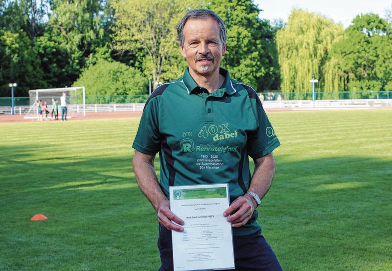 Groß war in diesem Jahr die Freude bei Heiko Mittag, weil er sich nach dem Zieleinlauf als Jubiläumsläufer für 40 Teilnahmen ins Ehrenbuch des Rennsteiglaufes eintragen durfte und weil seine Laufzeit mit knapp über fünf Stunden besser war als im vergangenen Jahr.  Stolz ging Heiko Mittag am Sonnabend mit dem frisch bedruckten T-Shirt, das seine vierzigste Teilnahme verrät, an den Start.