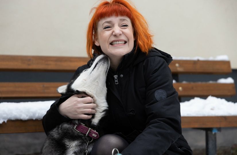 Sängerin Clarissa Karnikowski alias Fräulein Clara versteht sich mit Huskyhündin Minimi auf Anhieb.