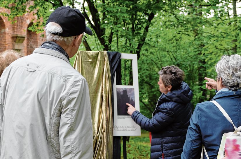Enthüllung der neuen Infotafel im Klosterpark.