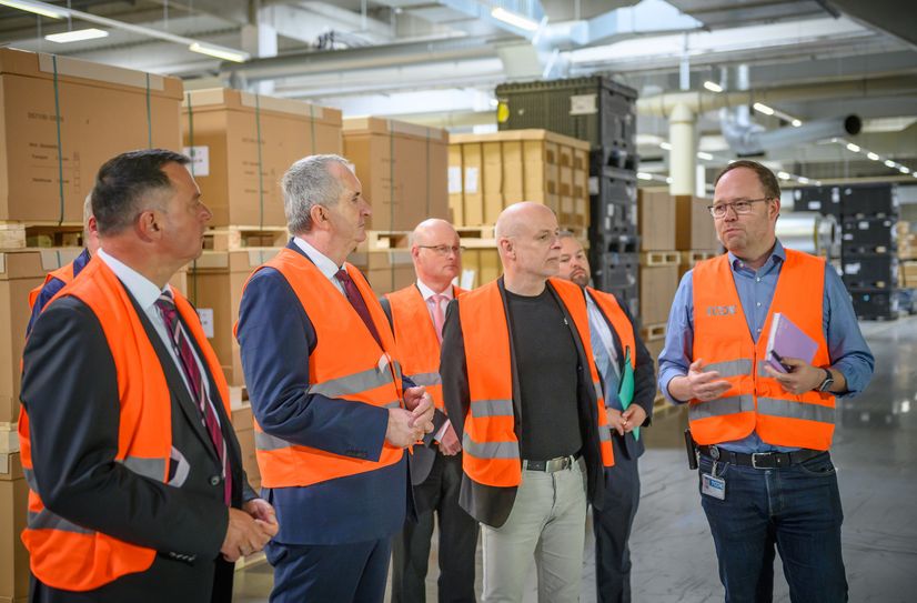 Bei einem Firmenrundgang konnten sich Udo Witschas, Thomas Schmidt und Harry Habel über die aktuelle Lage bei TDDK informieren.