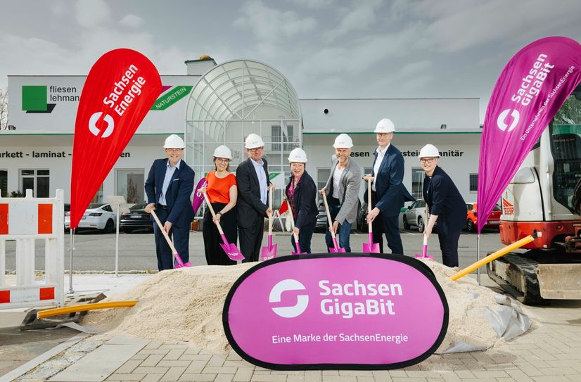 Mit einem feierlichen ersten Spatenstich startete am Montag ein weiterer Projektabschnitt des Breitbandausbaus in Bautzen.