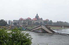 Die Dresdner Carolabrücke stürzte bereits in Teilen in die Elbe und wird abgerissen.