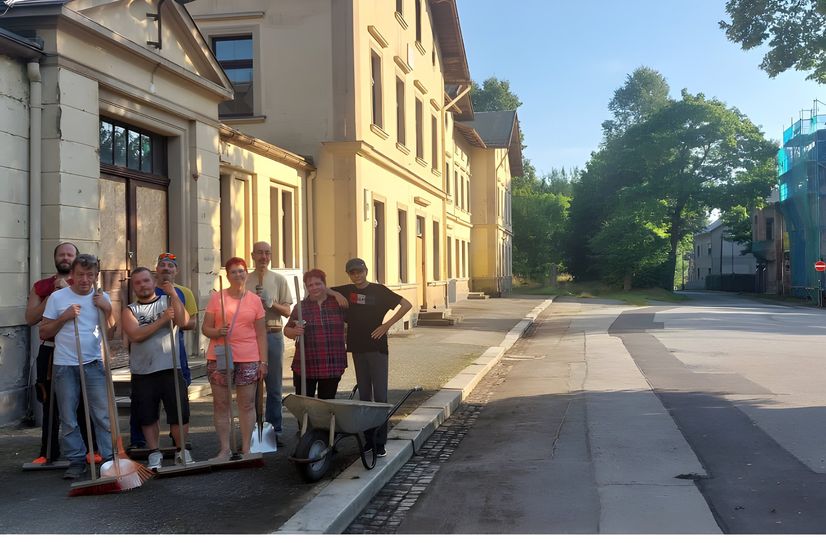 Bis auf wenige Aufräumarbeiten konnte die  Bürgerinitiative Bahnhof Seifhennersdorf e.V. noch nichts am Bahnhof unternehmen. Das soll sich jetzt ändern.