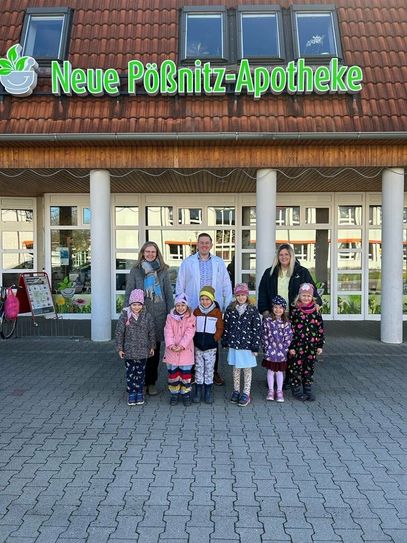 Die Kinder der Kita Spielkiste aus Klettwitz besuchten für die Spendenübergabe Apotheker  Holger Kromnik in der »Neuen Pößnitz-Apotheke in Schipkau«.