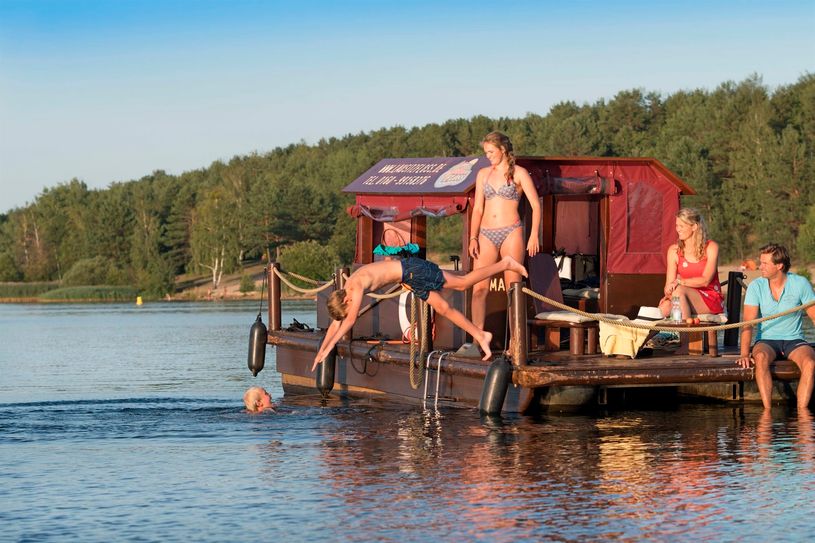 Eine Floßtour auf dem Senftenberger See bietet sich während eines Urlaubes im Lausitzer Seenland an.