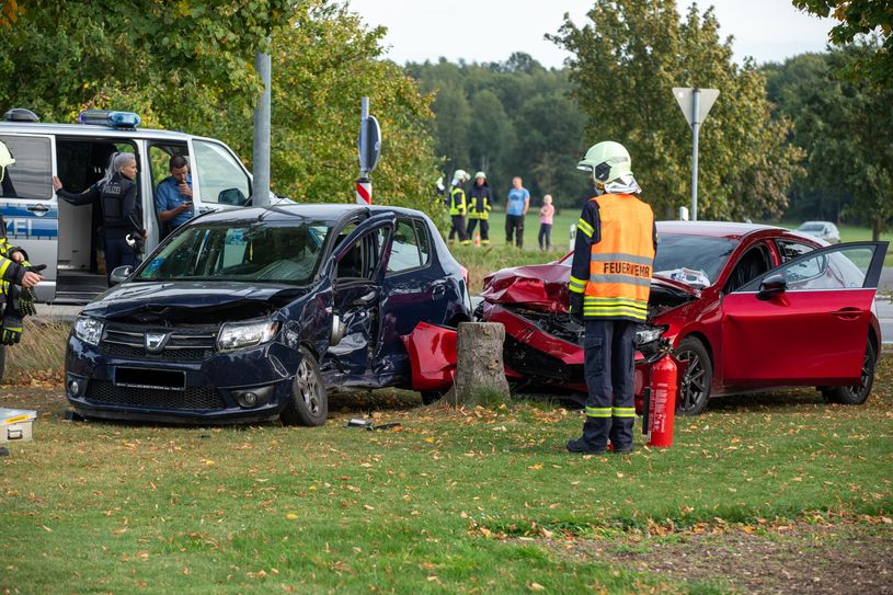 Die beiden verunfallten Fahrzeuge sind auf einem benachbarten Grundstück zum Stehen gekommen.