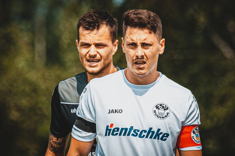 Der Spieler Tom Hagemann (weißes Trikot) blickt noch einmal auf seine Karriere zurück.