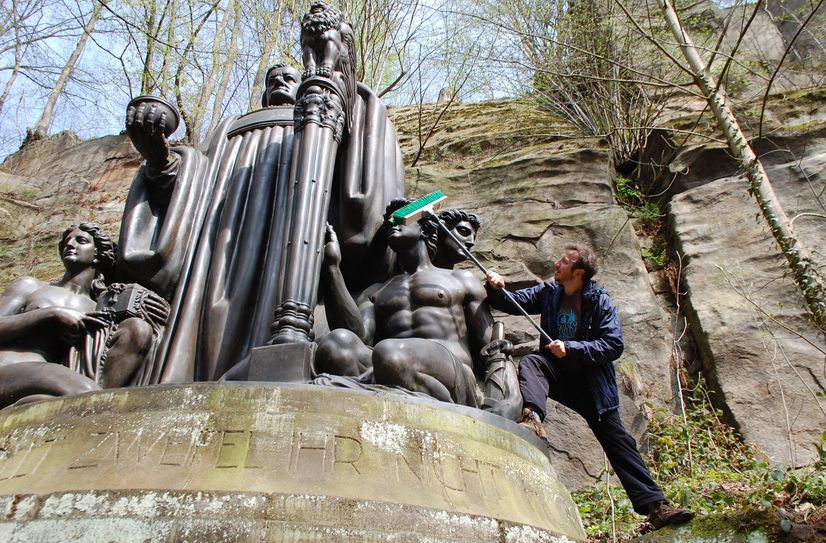 Heimatkrimi-Autor Henning Kreitel bei der Reinigung der Wagner-Statue.