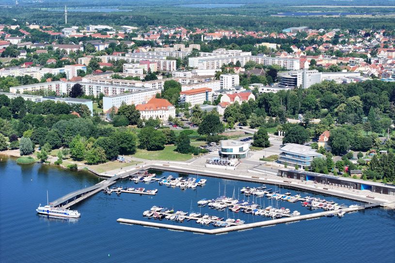 Wer von Buchwalde spricht, denkt zuerst an den Stadthafen mit maritimen Flair. Der Stadthafen ist am 28.  Mai auch Treffpunkt für die Stadtteilspaziergänger. Von der Hafenpromenade aus geht es weiter zur Staumeisterei.
