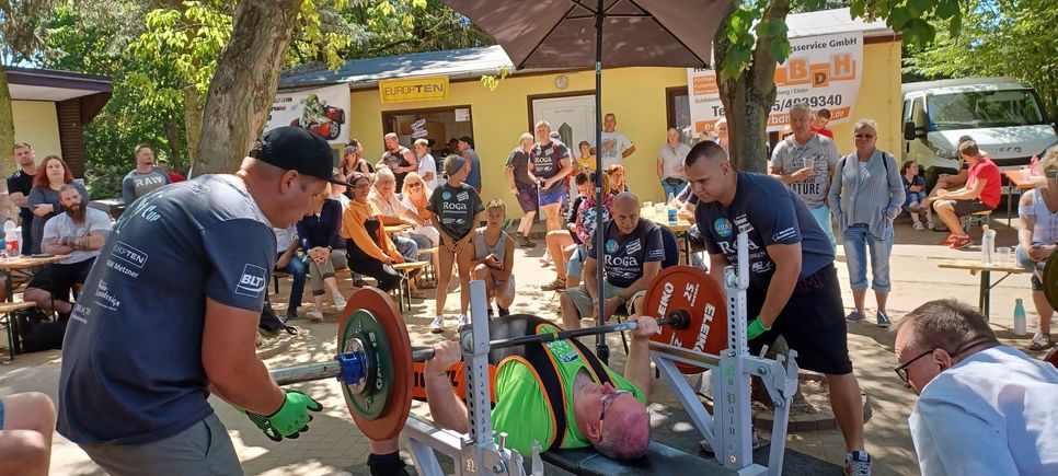 Auch die Schausteller, die Herzberger Jungs Felix Freiwald und Gino Sperlich, bieten den Besuchern eine bunte Kirmes mit Familienachterbahn, Jungle Beat (Foto), Twister und mehr.