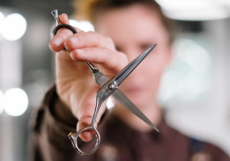 Ihre Scheren können Friseurinnen und Friseure aktuell nicht einsetzen. Deswegen sollen einige davon jetzt als Symbol nach Berlin gehen, um auf die kritische Lage in der Branche hinzuweisen. Symbolfoto: cottonbro from Pexels