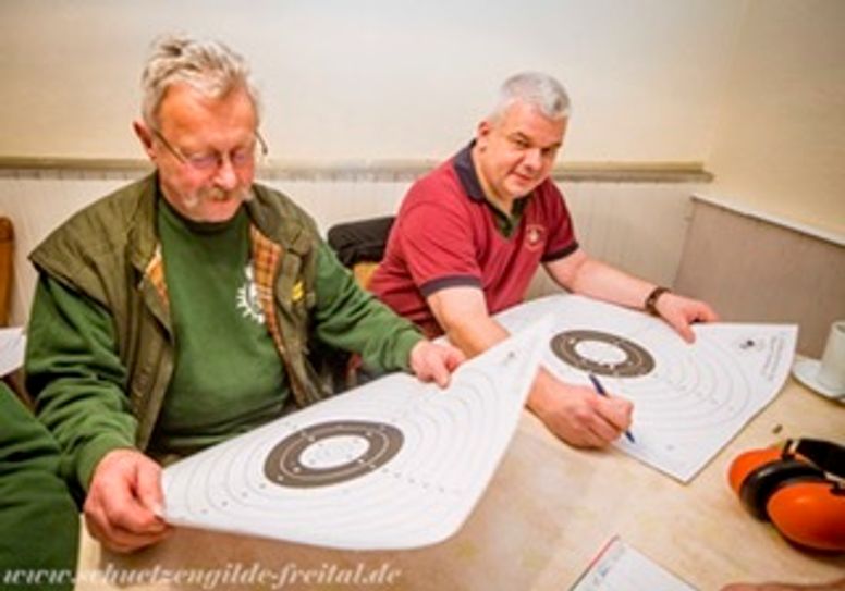 Akribisch werden die Scheiben ausgewertet.  Fotos: Klingner