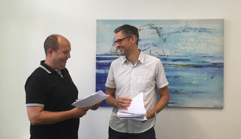 „Wir wollen Lübben über eine qualitätsorientierte Entwicklung als attraktiven Standort für die Freizeitgestaltung und Erholung in Brandenburg positionieren“, fasst Bürgermeister Lars Kolan - links im Bild im Gespräch mit Karsten Heinsohn/dwif-Consulting - die Ziele der Stadt Lübben zusammen. Foto: Stadtverwaltung Lübben