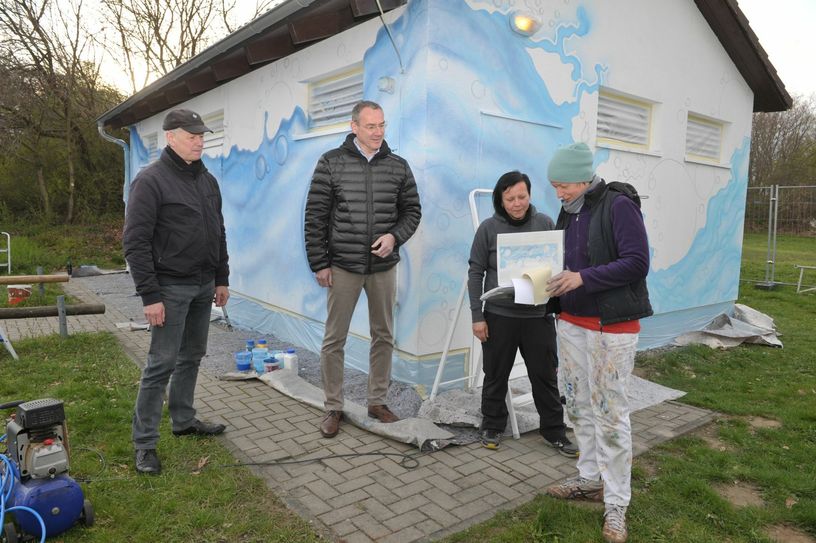Detlev Wurzler (l.), Verbandsvorsteher LSB und Andreas Friedrich (2.v.l.), Bürgermeister Senftenberg, lassen sich von den Künstlerinnen und Workshopleiterinnen Wenke Richter (2.v.r.) und Stephanie Lüning (r.) das Graffitiprojekt erklären. Foto: Peter Aswendt