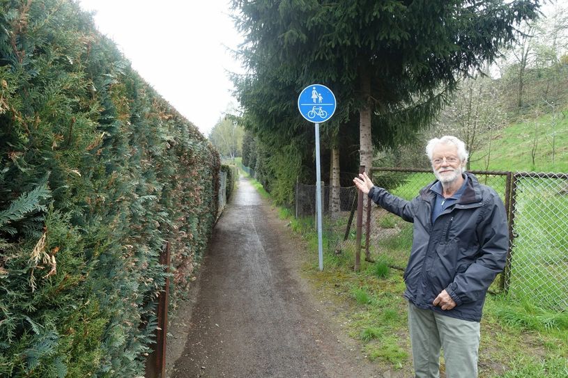 Peter Bartels von der Bürgerinitiative am Rad- und Fußweg, der einmal zur Straße ausgebaut werden soll. Foto: Schramm