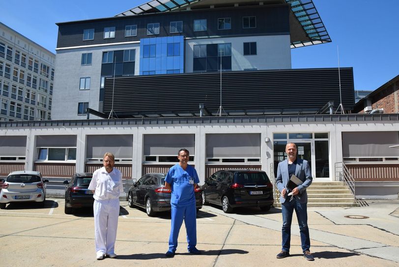 Die Chefärzte Frank Dietrich und Heiko Sahre sowie der Geschäftsführer Mirko Papenfuß vor dem Lausitzer Seenland Klinikum. Foto: Katrin Demczenko