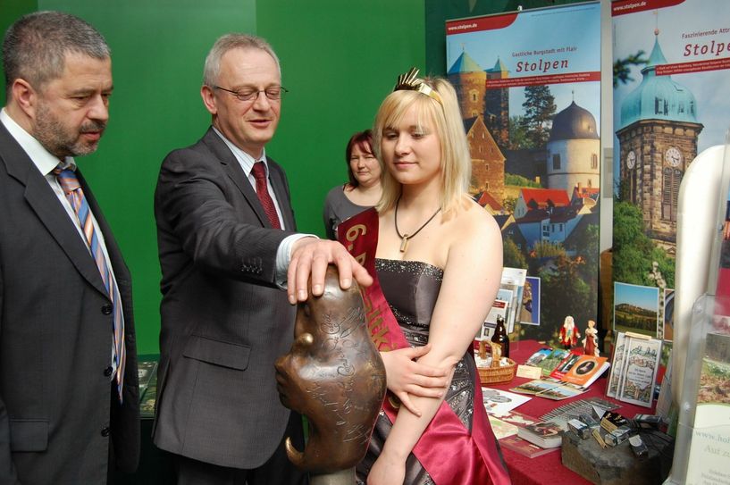 Gast war Landrat Michael Geisler (li.) auf früheren Tourismusbörsen häufig. Hier im Gespräch mit Stolpens Bürgermeister Uwe Steglich und der Stolpener Basaltkönigin.  Foto: Wo