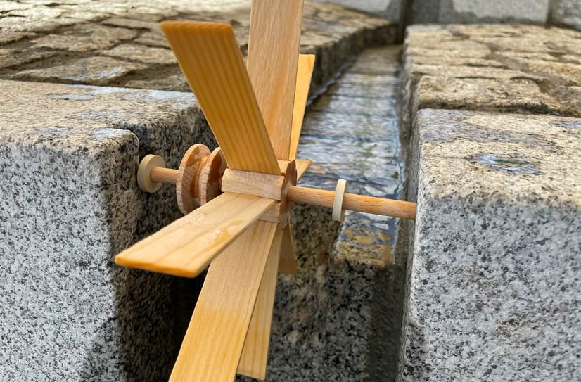Diese kleinen Wasserräder aus Holz können Besucher im Findlingspark-Shop kaufen. Die Wasserläufe haben extra kleine Aussparungen, in die die Räder eingesetzt werden können.