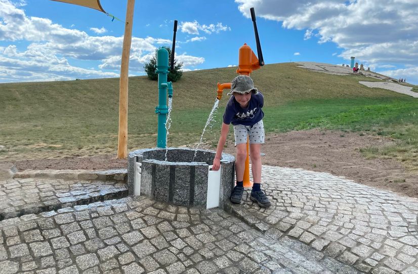 Der neunjährige Alexander aus Dresden war eines der ersten Kinder, die den Spielplatz ausprobieren konnten.