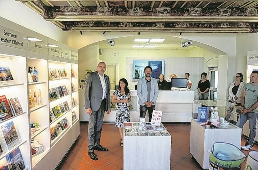 Oberbürgermeister Olaf Raschke, die Leiterin der Tourist-Info Christina Czach und Stadtmarketing-Chef Christian Friedel (v.l.n.r.) in der neugestalteten Tourist-Information Meißen.
