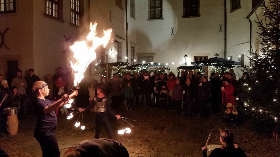 Feuershow im Schloss Hoyerswerda. Foto: Zoo, Kultur und Bildung Hoyerswerda gGmbH