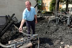 Volker Großmann, Leiter vom bsw Bildungszentrum Pirna, steht in den Trümmern des abgebrannten Nebengebäudes. Viel ist nicht übrig geblieben, nur etwas Werkzeug. Der Betrieb der Bildungsstätte soll aber weiterlaufen. Foto: D. Förster